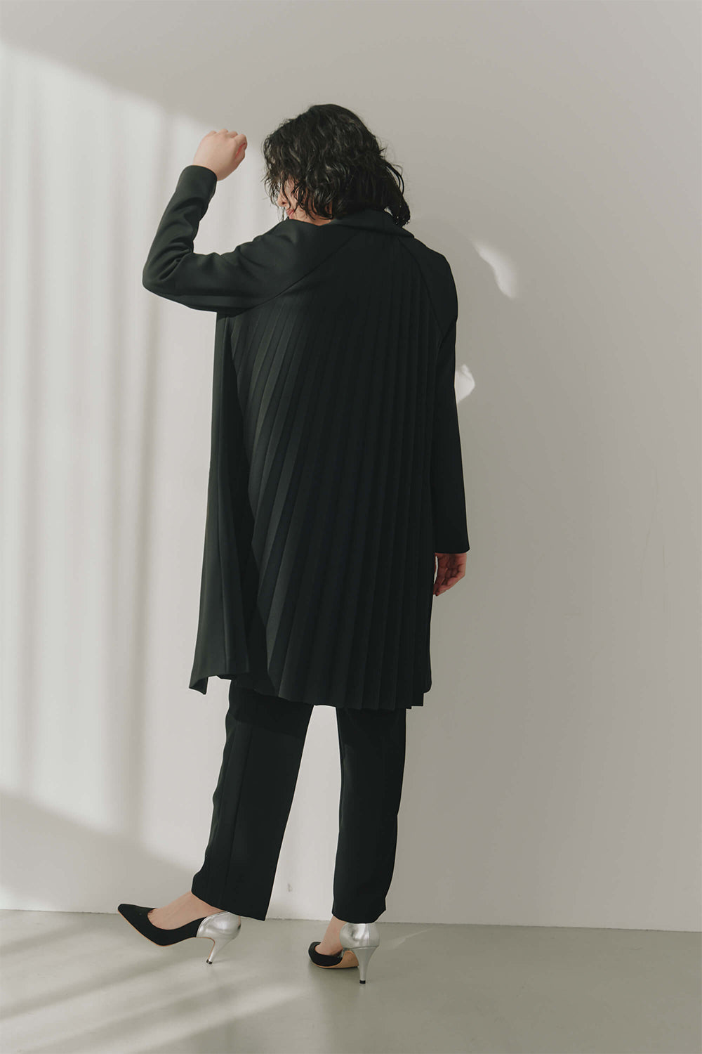 kaene バックプリーツコート / 004074 | モデル身長166cm 着用サイズFREE
