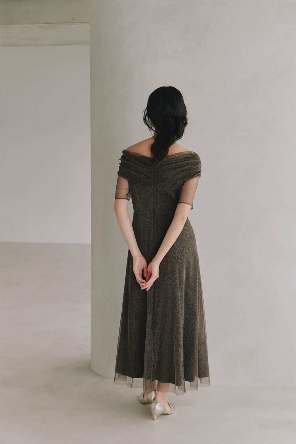 kaene エクラパールオフショルドレス / 101158 | モデル身長165cm 着用サイズS(36)