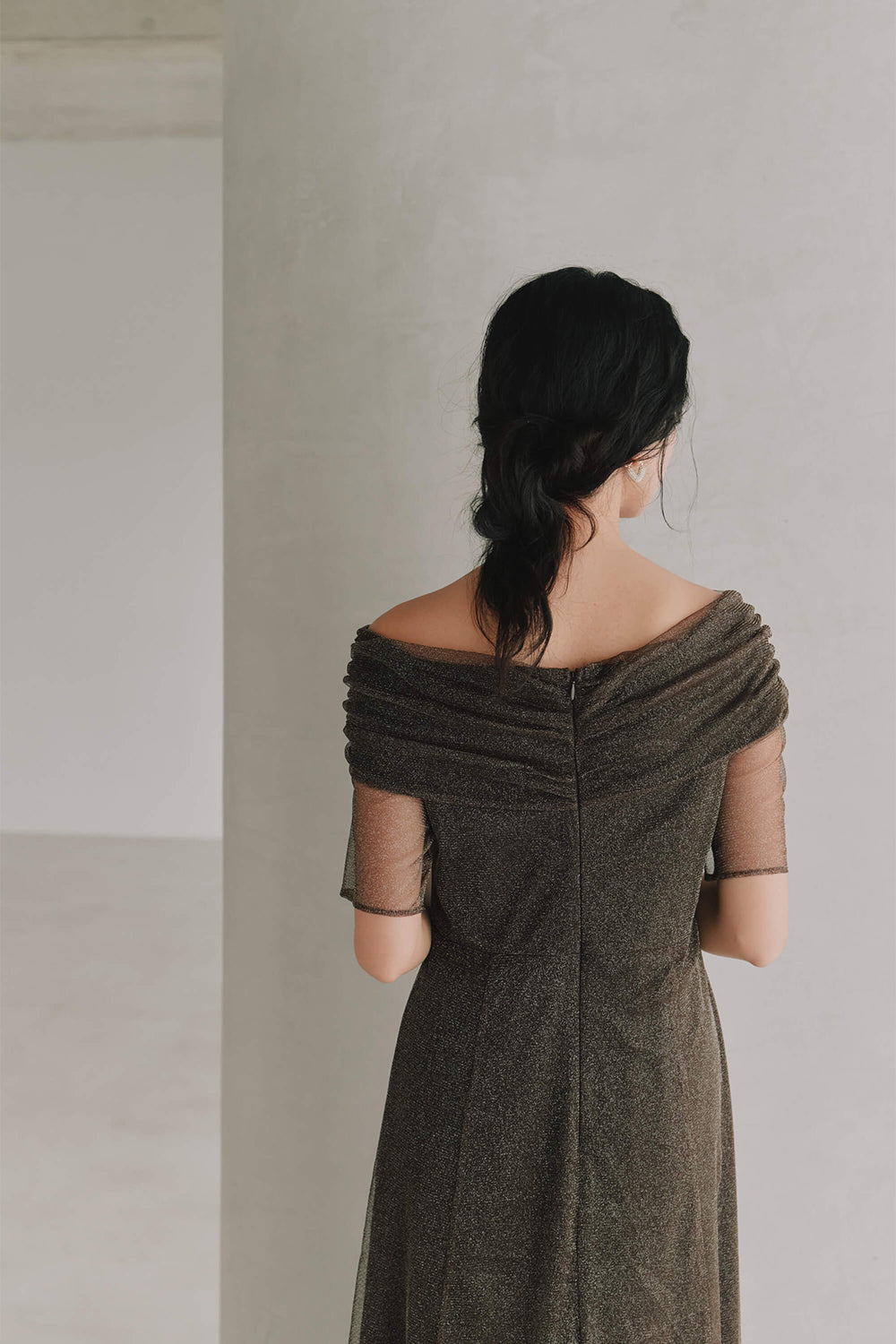 kaene エクラパールオフショルドレス / 101158 | モデル身長165cm 着用サイズS(36)