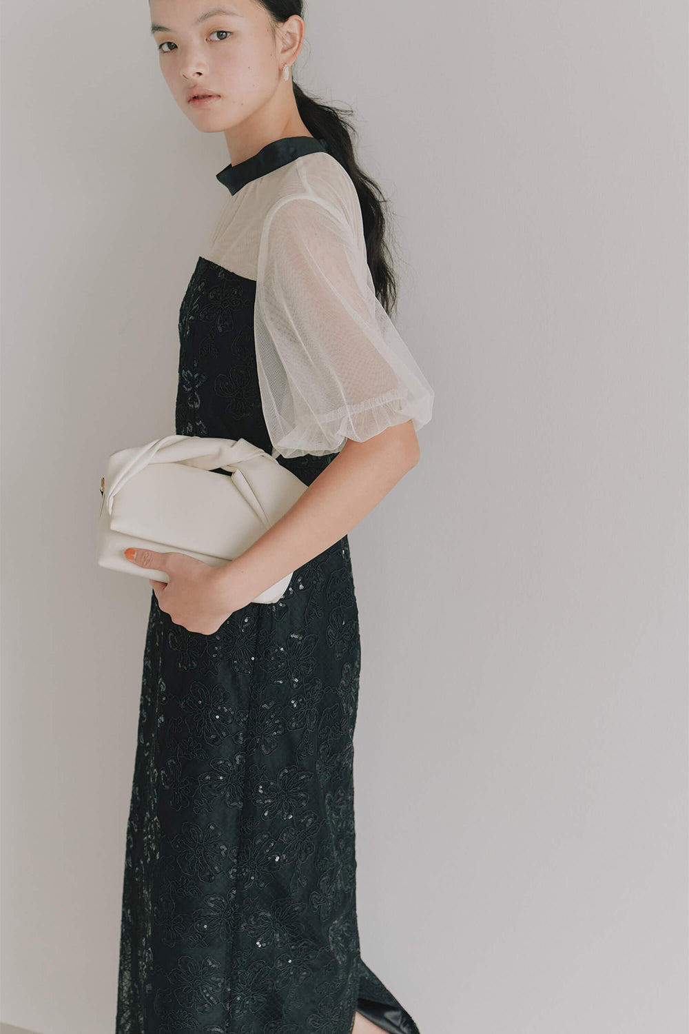 kaene バッグデザインスパンコールドレス / 101161 | モデル身長165cm 着用サイズS(36)