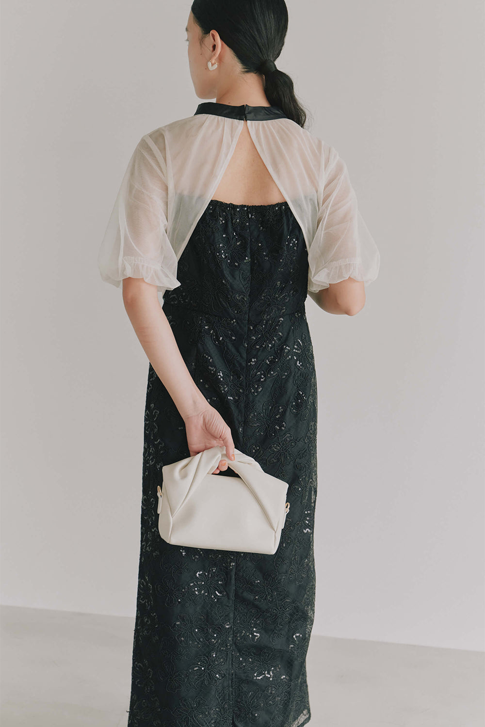 kaene バッグデザインスパンコールドレス / 101161 | モデル身長165cm 着用サイズS(36)