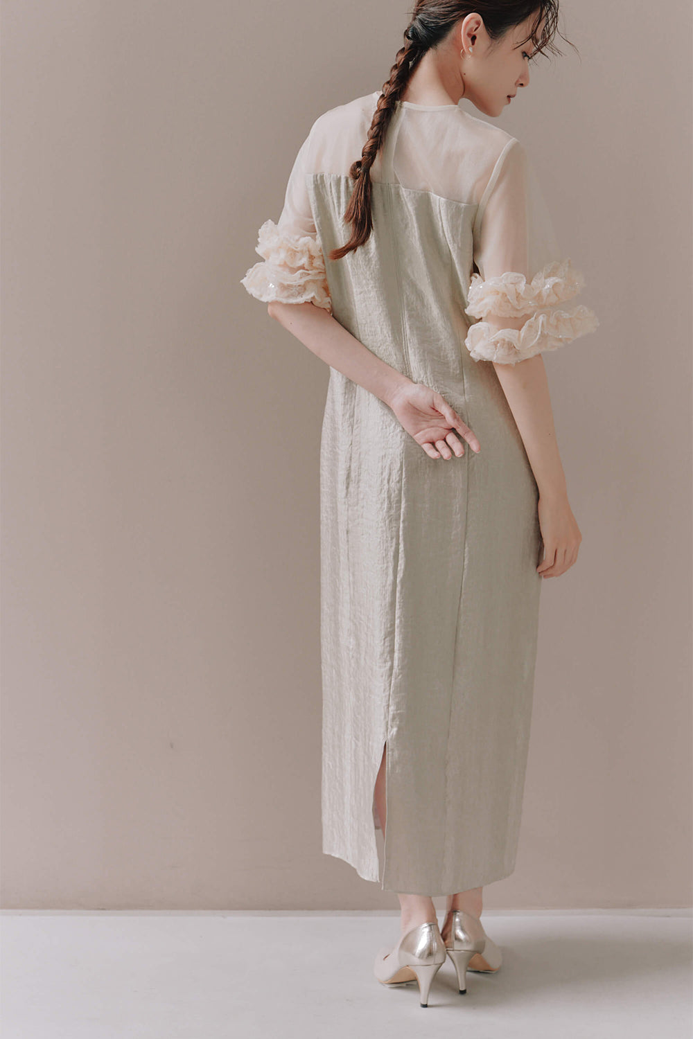 kaene ボリュームスリーブドレス / 101023 | モデル身長162cm 着用サイズ38