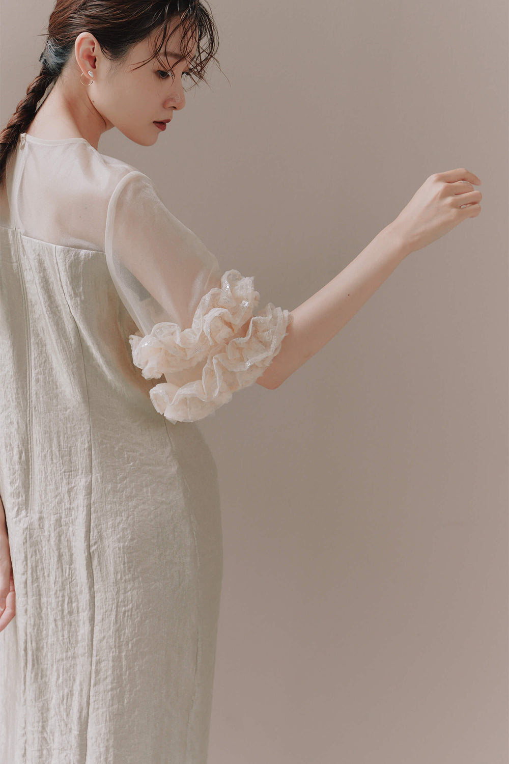 kaene ボリュームスリーブドレス / 101023 | モデル身長162cm 着用サイズ38