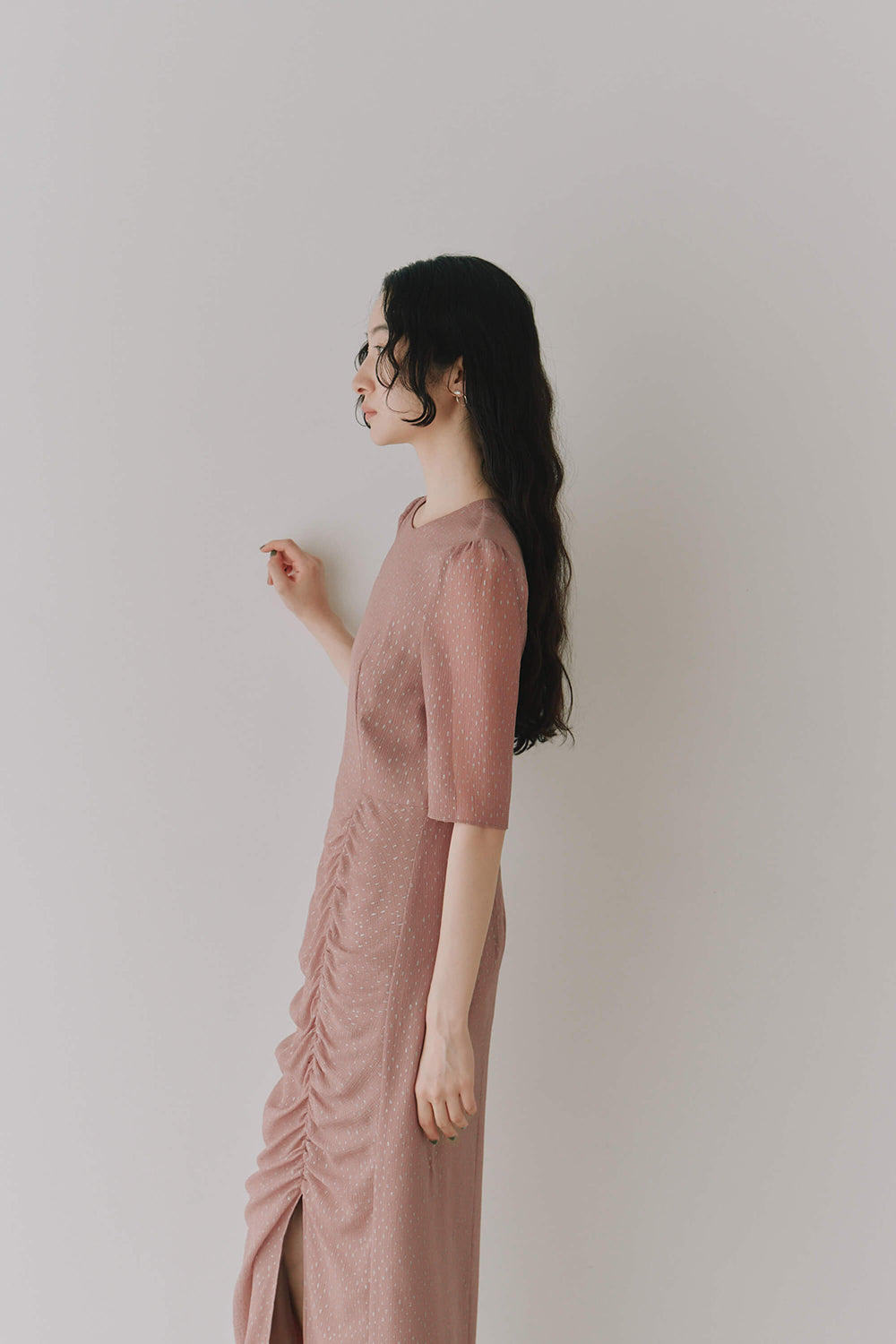 ラメドビースリットドレス / 100827 kaene | モデル身長164cm 着用サイズ36