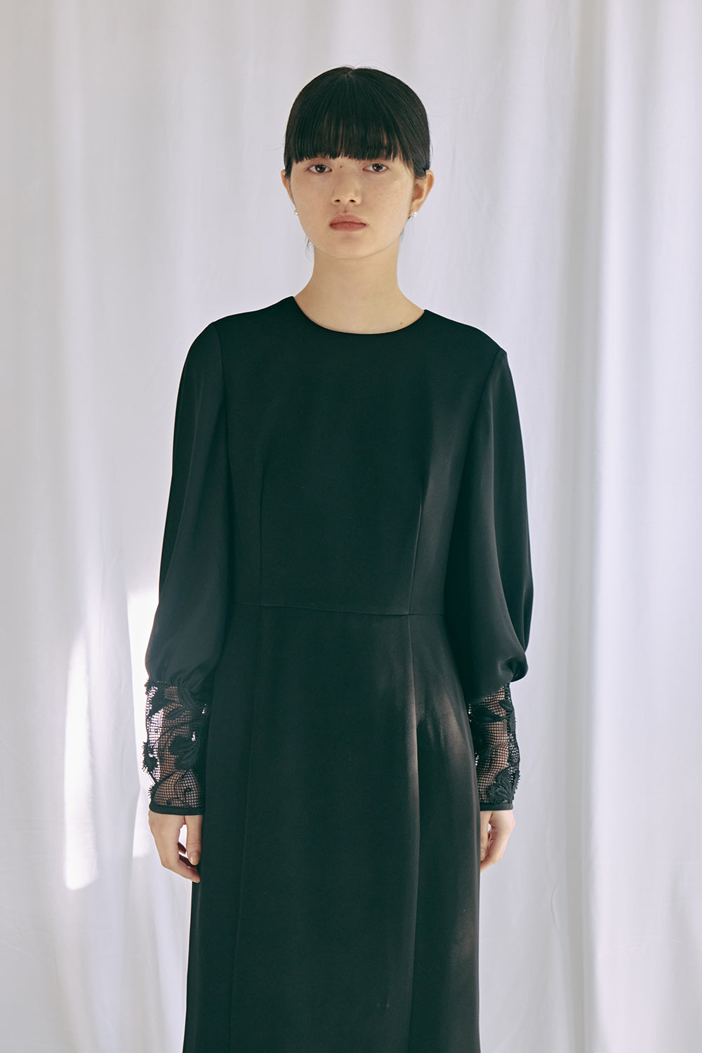 kaene エンブロイダリースリーブドレス / 100905 | モデル身長165cm 着用サイズ38