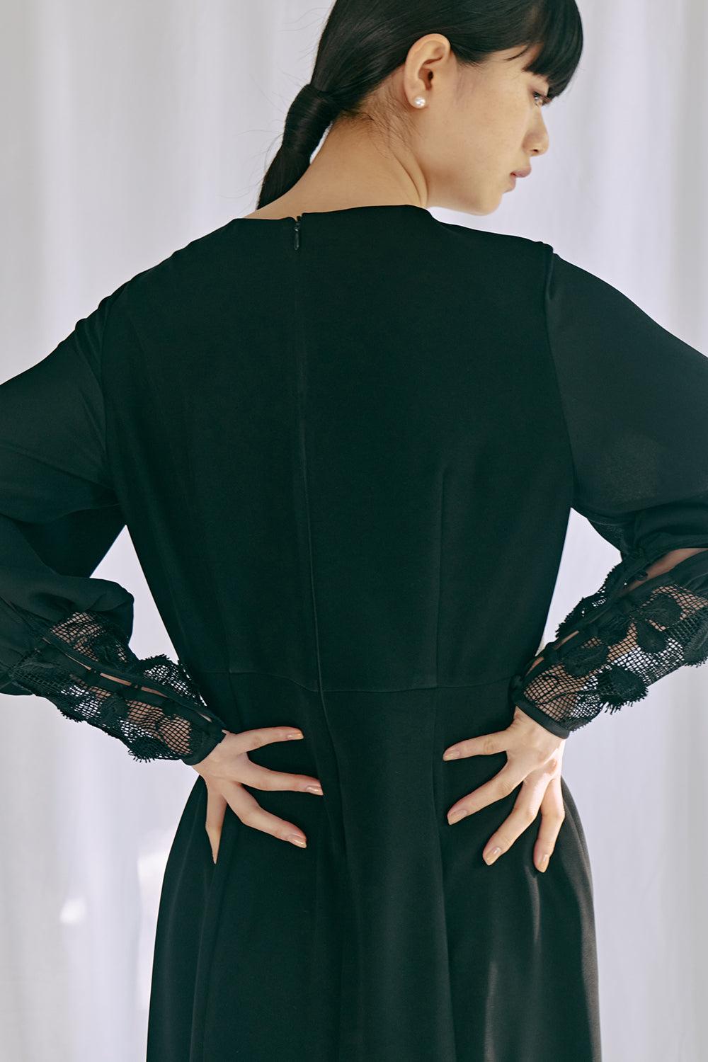 kaene エンブロイダリースリーブドレス / 100905 | モデル身長165cm 着用サイズ38