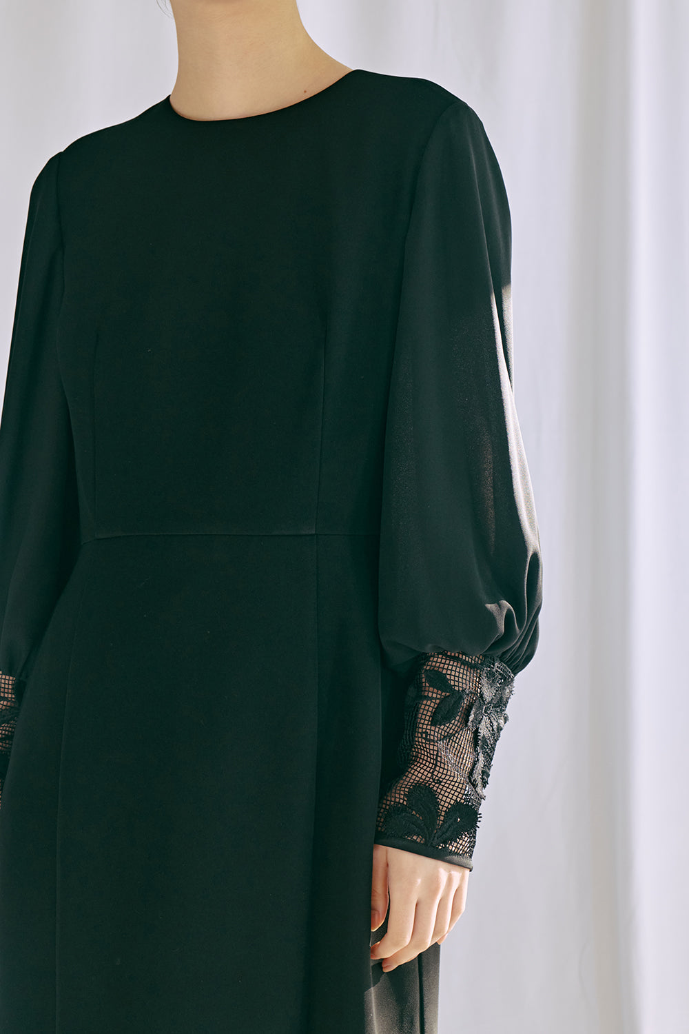 kaene エンブロイダリースリーブドレス / 100905 | モデル身長165cm 着用サイズ38