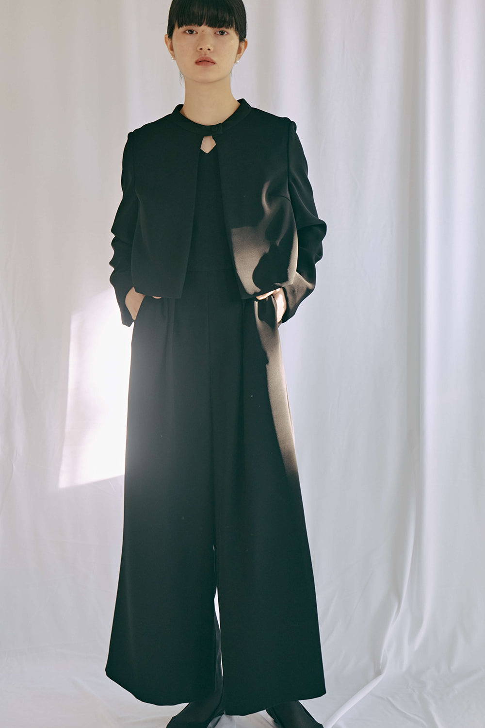 kaene カーブネックオールインワン / 100900 | モデル身長165cm 着用サイズ36 ※バックタックジャケット / 005347