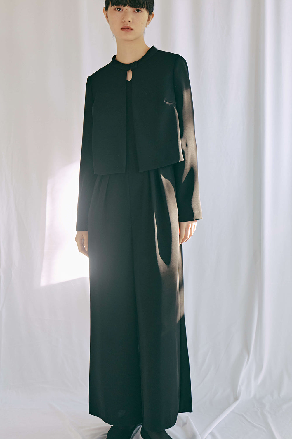 kaene バックタックジャケット / 005347 | モデル身長165cm 着用サイズ36 ※カーブネックオールインワン(100900)着用