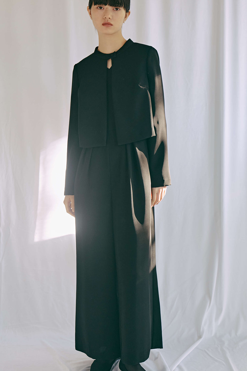 kaene カーブネックオールインワン / 100900 | モデル身長165cm 着用サイズ36 ※バックタックジャケット / 005347