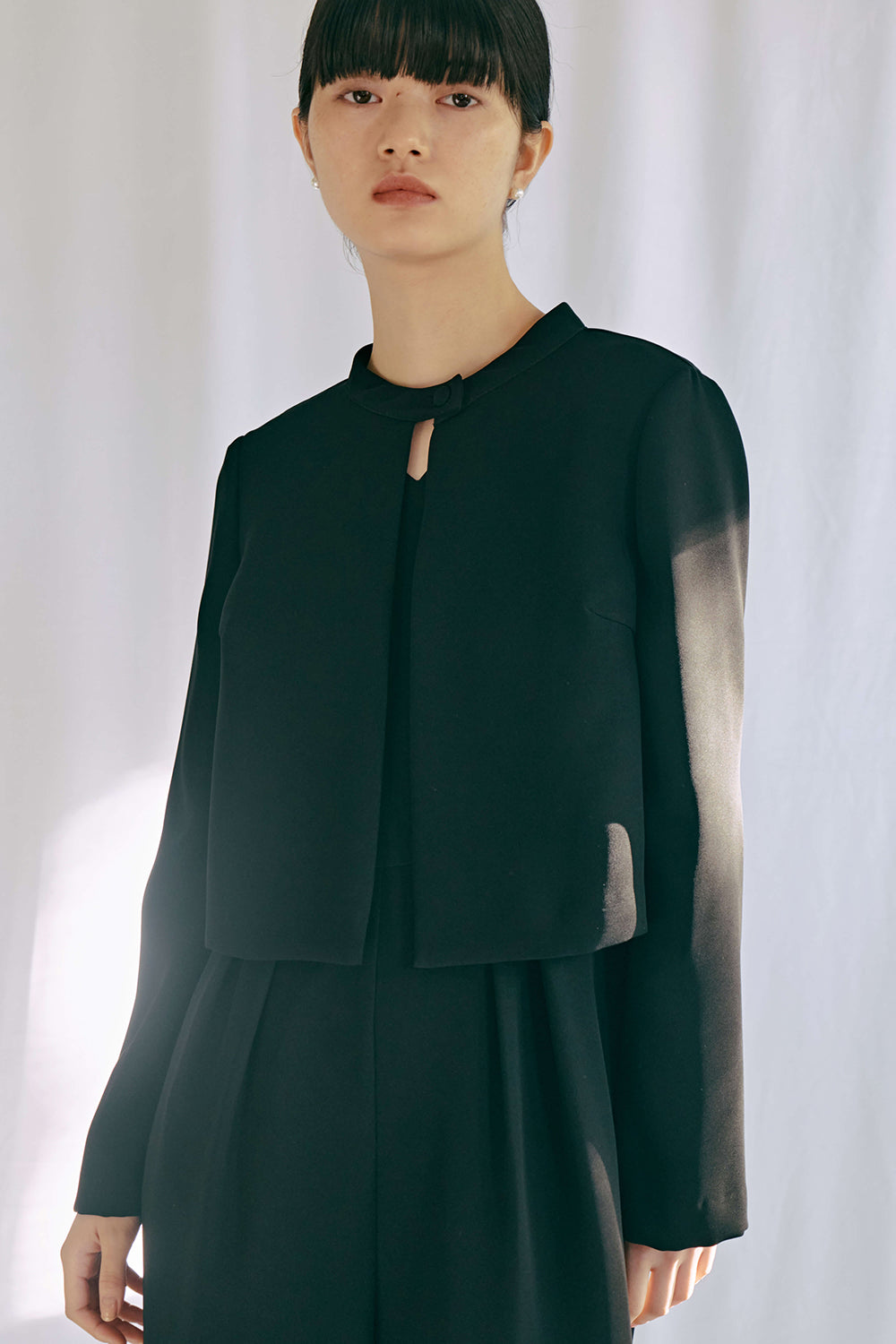 kaene バックタックジャケット / 005347 | モデル身長165cm 着用サイズ36 ※カーブネックオールインワン(100900)着用