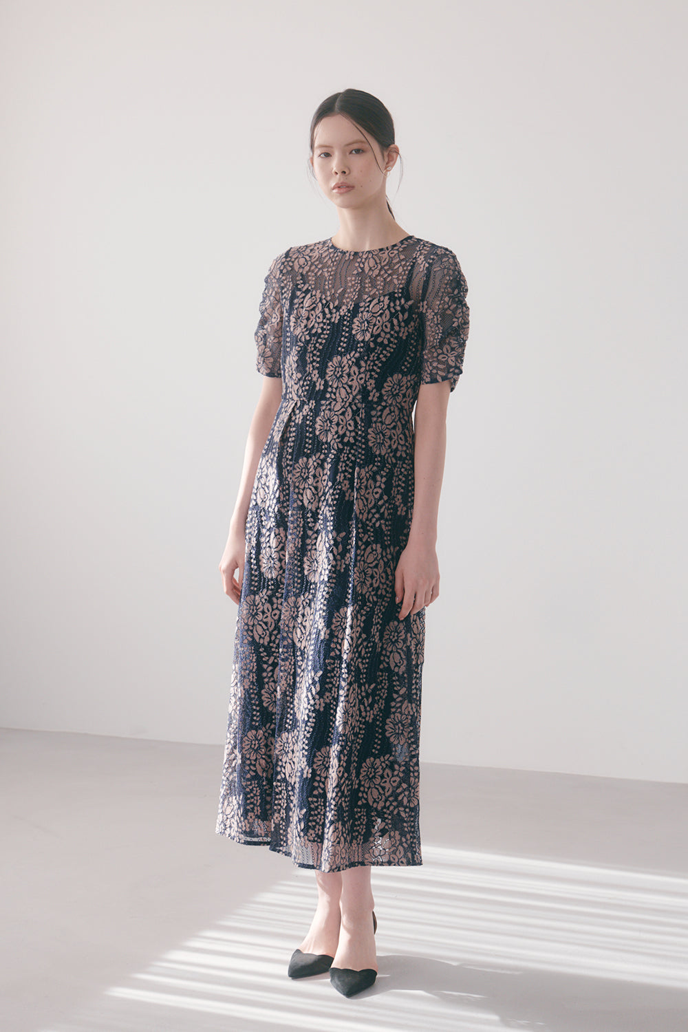 kaene 配色レースエプロンワンピース / 100604 | モデル身長170cm 着用サイズ36