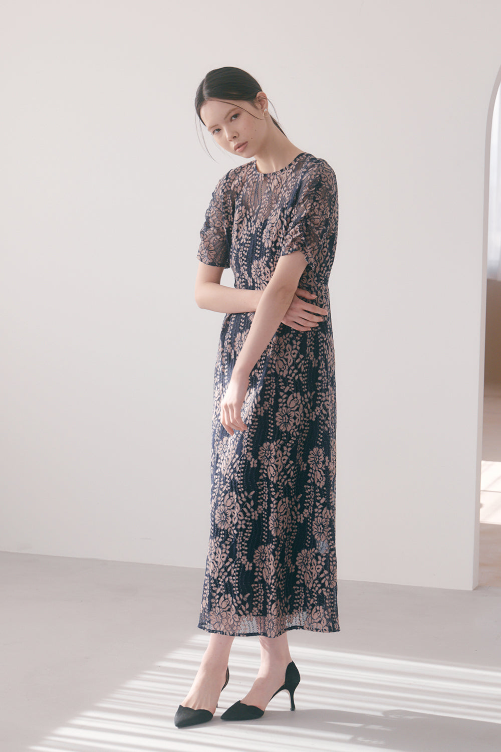 kaene 配色レースエプロンワンピース / 100604 | モデル身長170cm 着用サイズ36