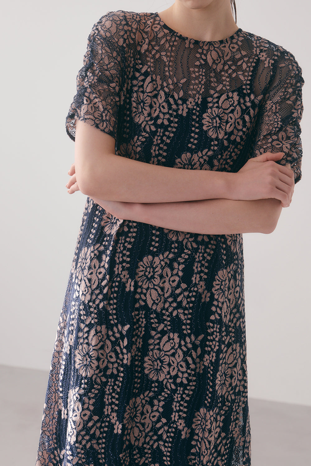 kaene 配色レースエプロンワンピース / 100604 | モデル身長170cm 着用サイズ36