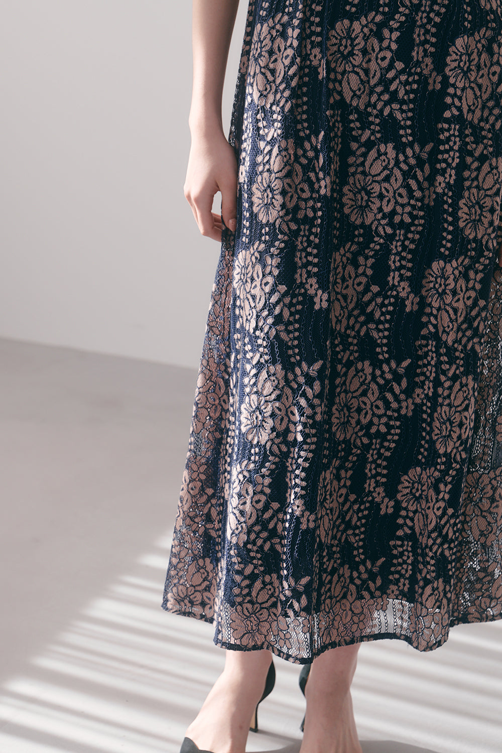 kaene 配色レースエプロンワンピース / 100604 | モデル身長170cm 着用サイズ36