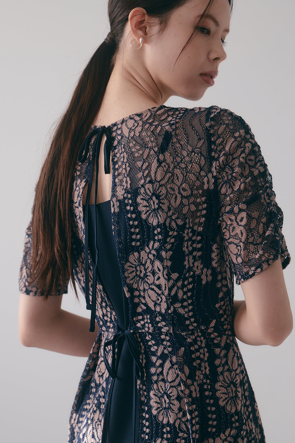 kaene 配色レースエプロンワンピース / 100604 | モデル身長170cm 着用サイズ36