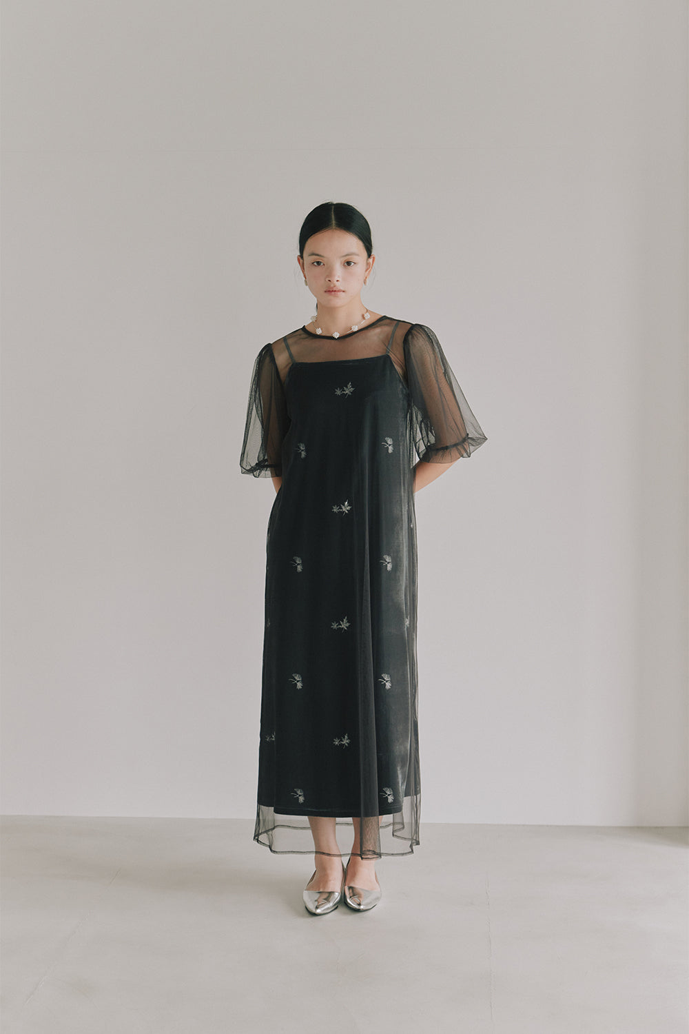 kaene 刺繍ベロアチュールドレス / 101130 | モデル身長165cm 着用サイズM ※bluegray着用