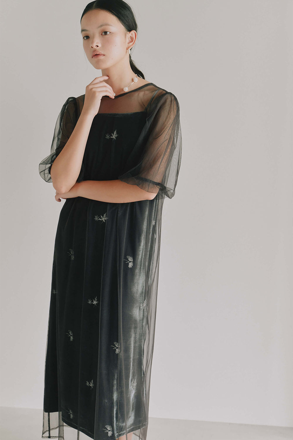 kaene 刺繍ベロアチュールドレス / 101130 | モデル身長165cm 着用サイズM ※bluegray着用