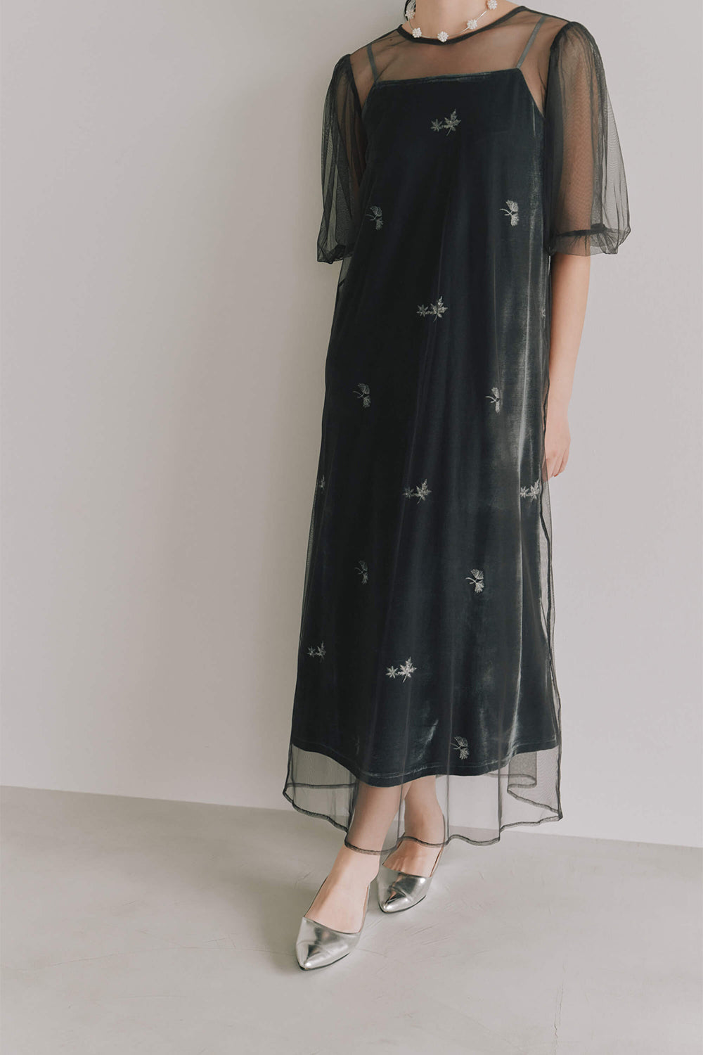 kaene 刺繍ベロアチュールドレス / 101130 | モデル身長165cm 着用サイズM ※bluegray着用