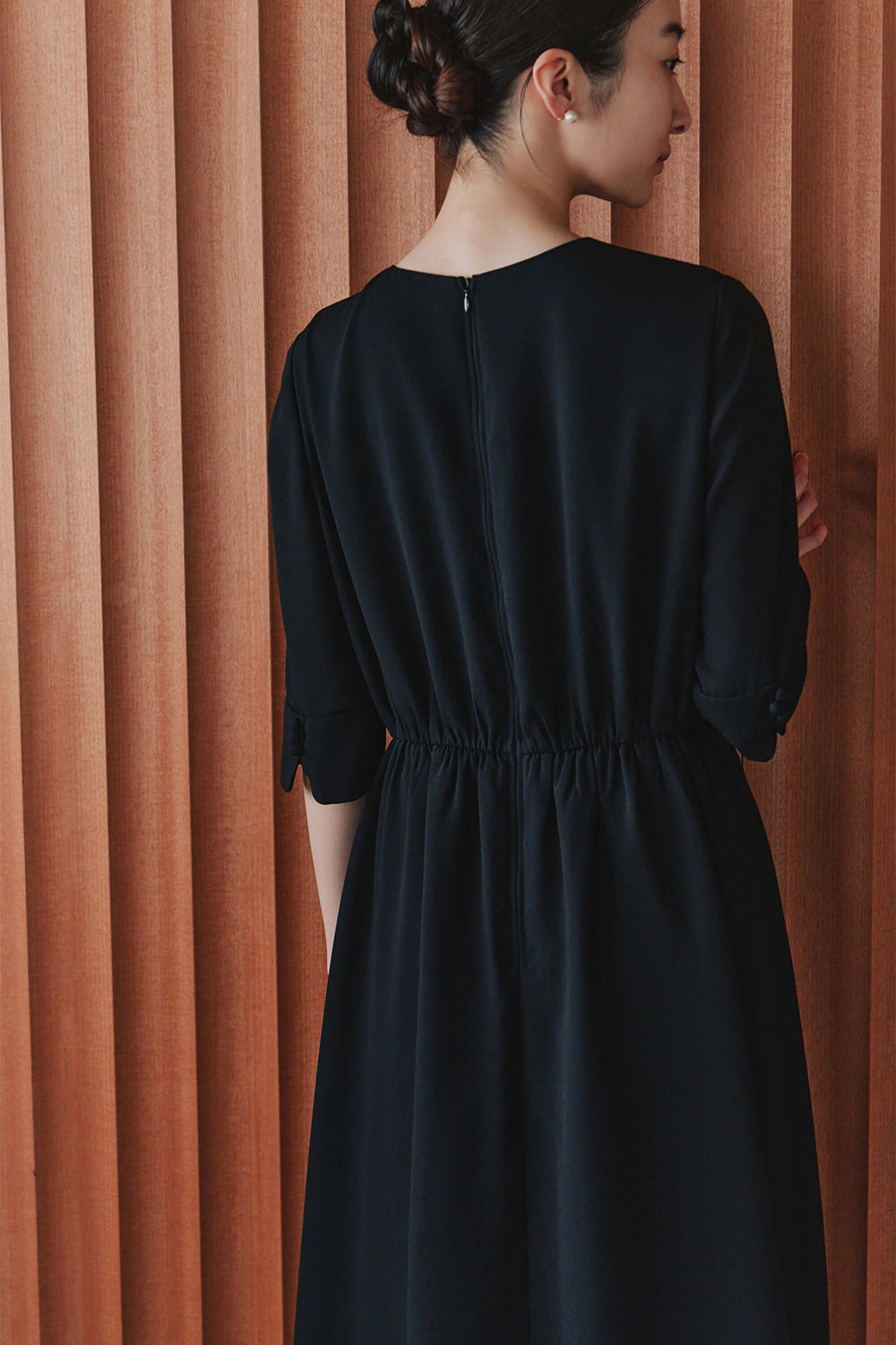 kaene ライトシフォンミドルスリーブワンピース / 101126 | モデル身長164cm 着用サイズM