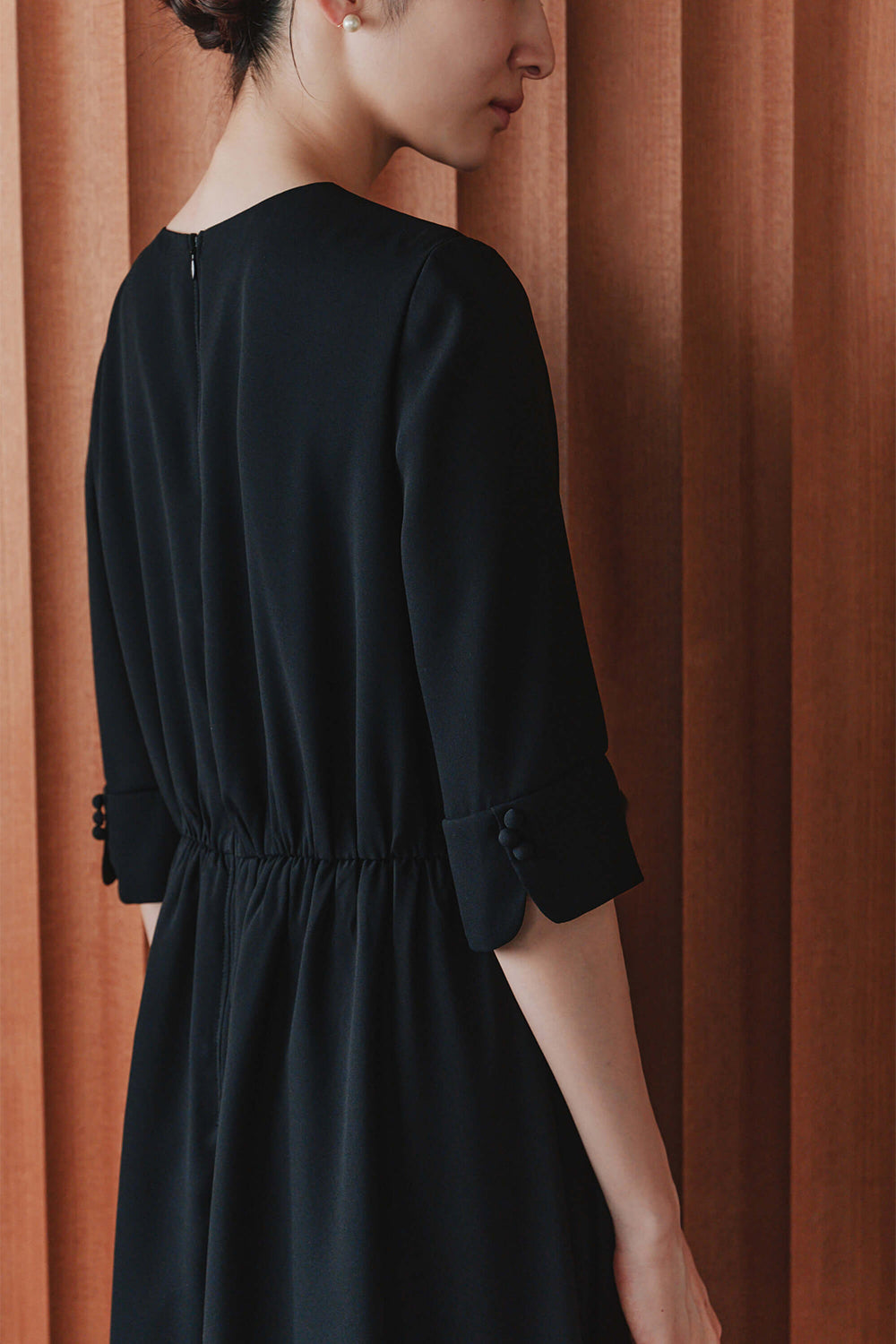 kaene ライトシフォンミドルスリーブワンピース / 101126 | モデル身長164cm 着用サイズM