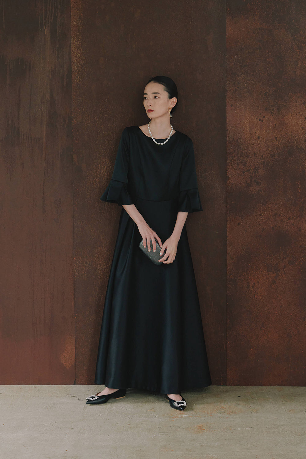 kaene エクラサテンドレス / 101120 | モデル身長172cm 着用サイズM(38) ※サンプル着用。実物は着丈-3cm