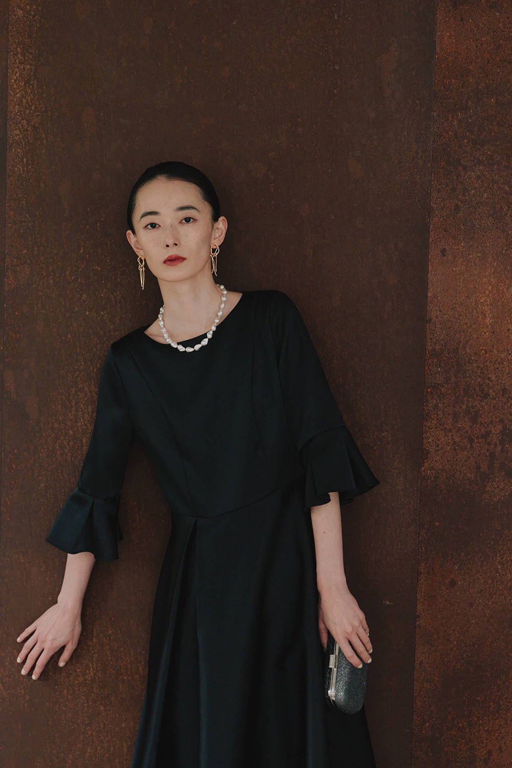 kaene エクラサテンドレス / 101120 | モデル身長172cm 着用サイズM(38) ※サンプル着用。実物は着丈-3cm