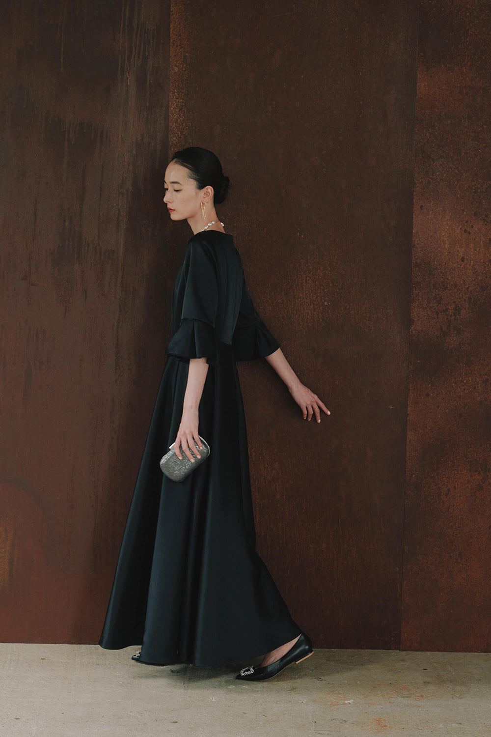 kaene エクラサテンドレス / 101120 | モデル身長172cm 着用サイズM(38) ※サンプル着用。実物は着丈-3cm