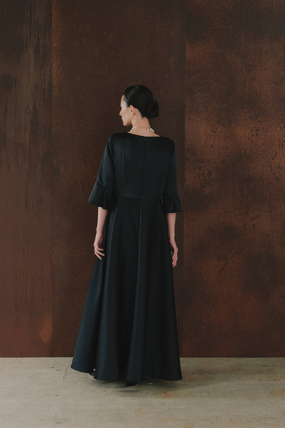 kaene エクラサテンドレス / 101120 | モデル身長172cm 着用サイズM(38) ※サンプル着用。実物は着丈-3cm