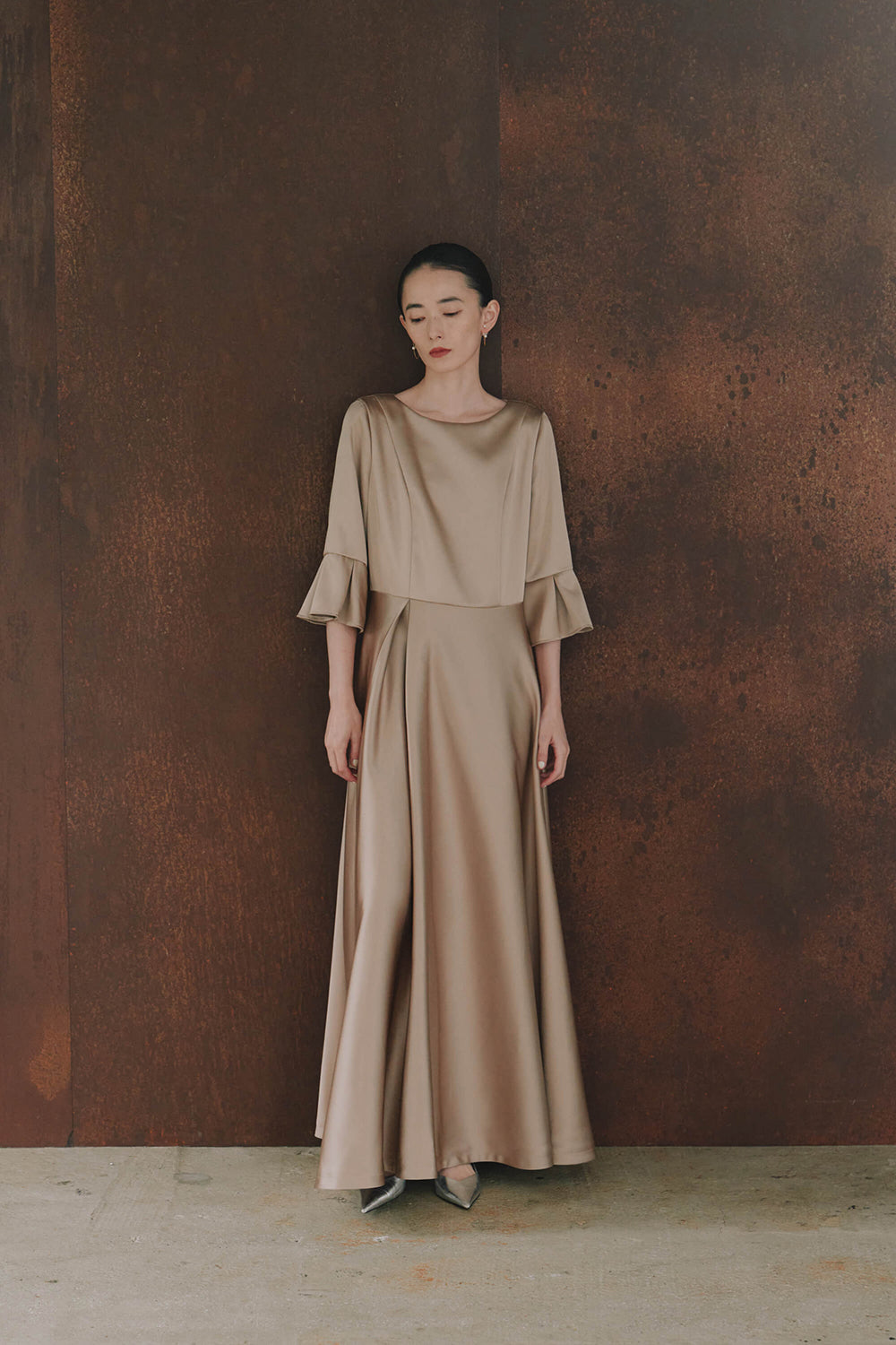 kaene エクラサテンドレス / 101120 | モデル身長172cm 着用サイズL(40) ※サンプル着用。実物は着丈-7cm
