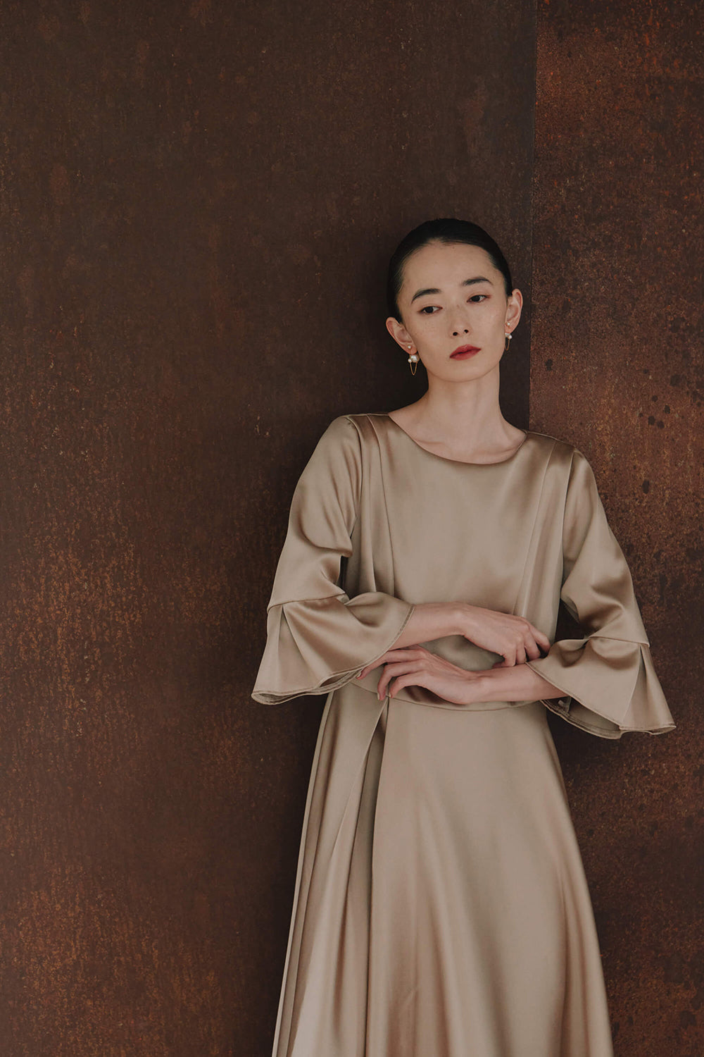 kaene エクラサテンドレス / 101120 | モデル身長172cm 着用サイズL(40) ※サンプル着用。実物は着丈-7cm