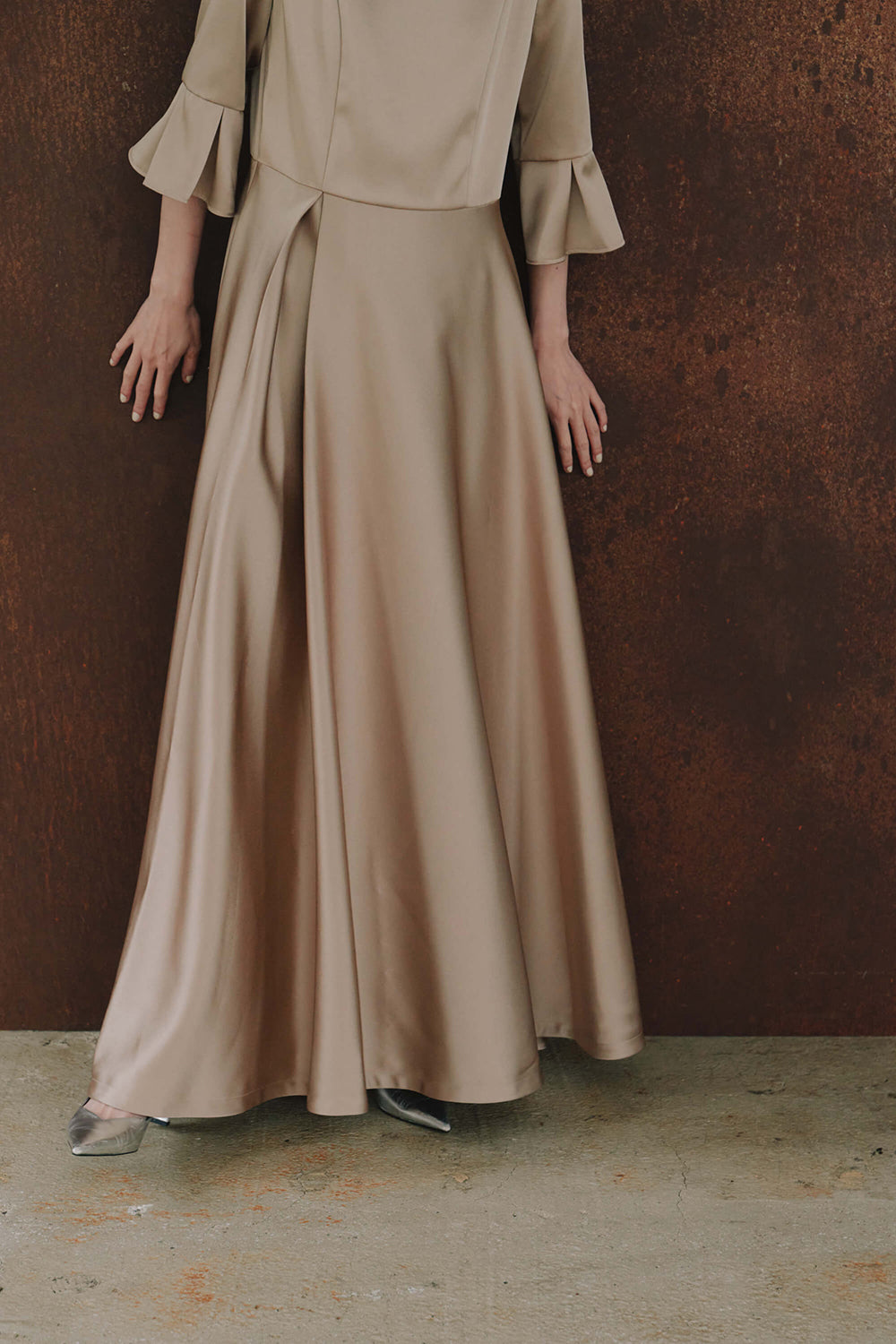 kaene エクラサテンドレス / 101120 | モデル身長172cm 着用サイズL(40) ※サンプル着用。実物は着丈-7cm