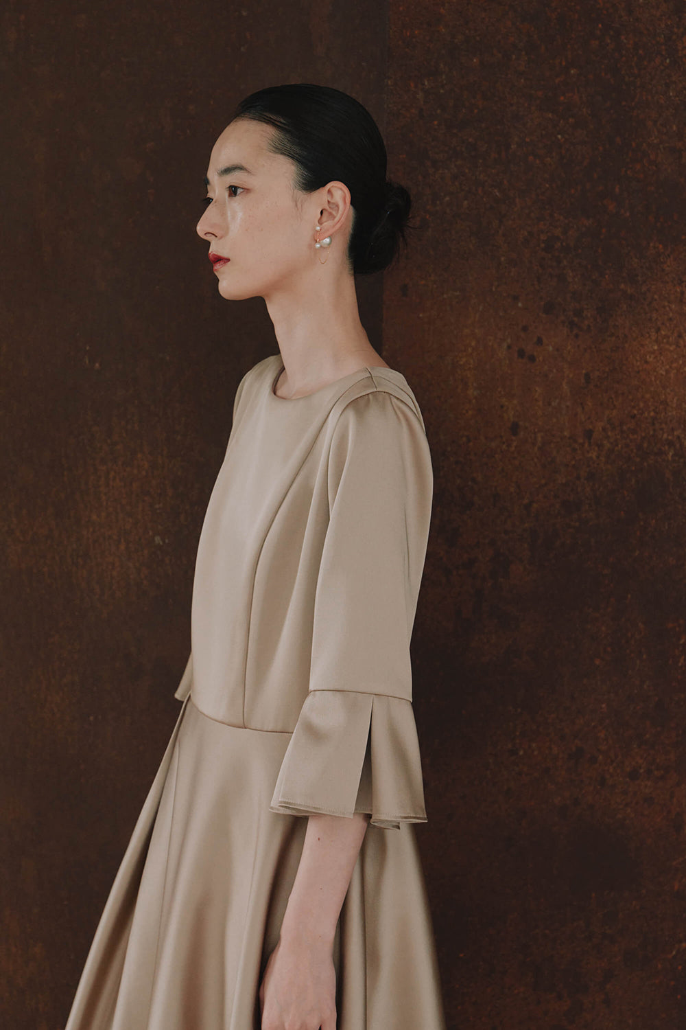 kaene エクラサテンドレス / 101120 | モデル身長172cm 着用サイズL(40)