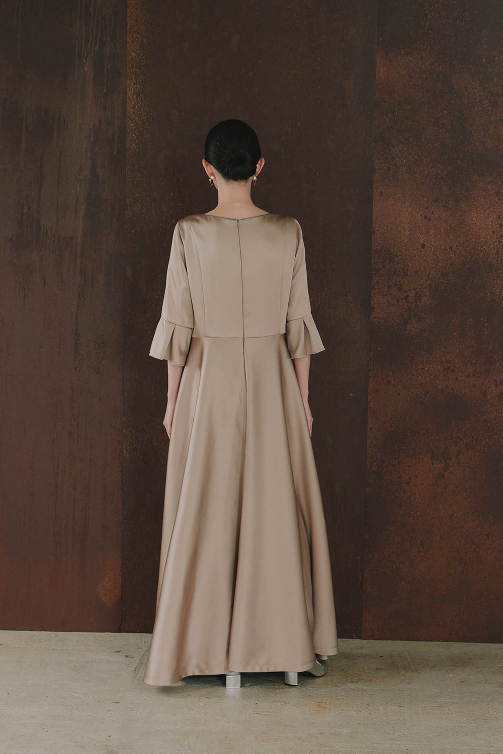 kaene エクラサテンドレス / 101120 | モデル身長172cm 着用サイズL(40) ※サンプル着用。実物は着丈-7cm