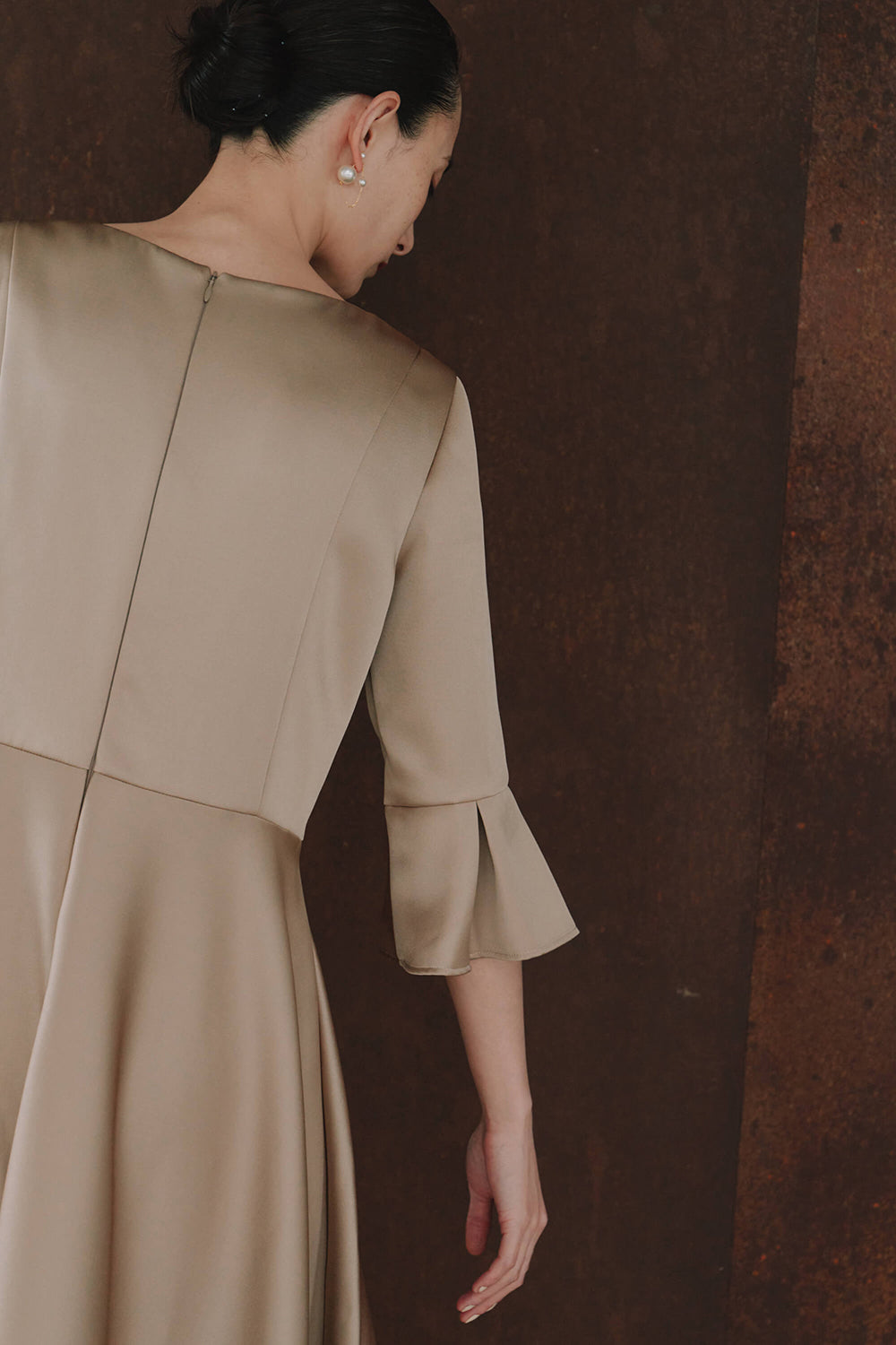 kaene エクラサテンドレス / 101120 | モデル身長172cm 着用サイズL(40)