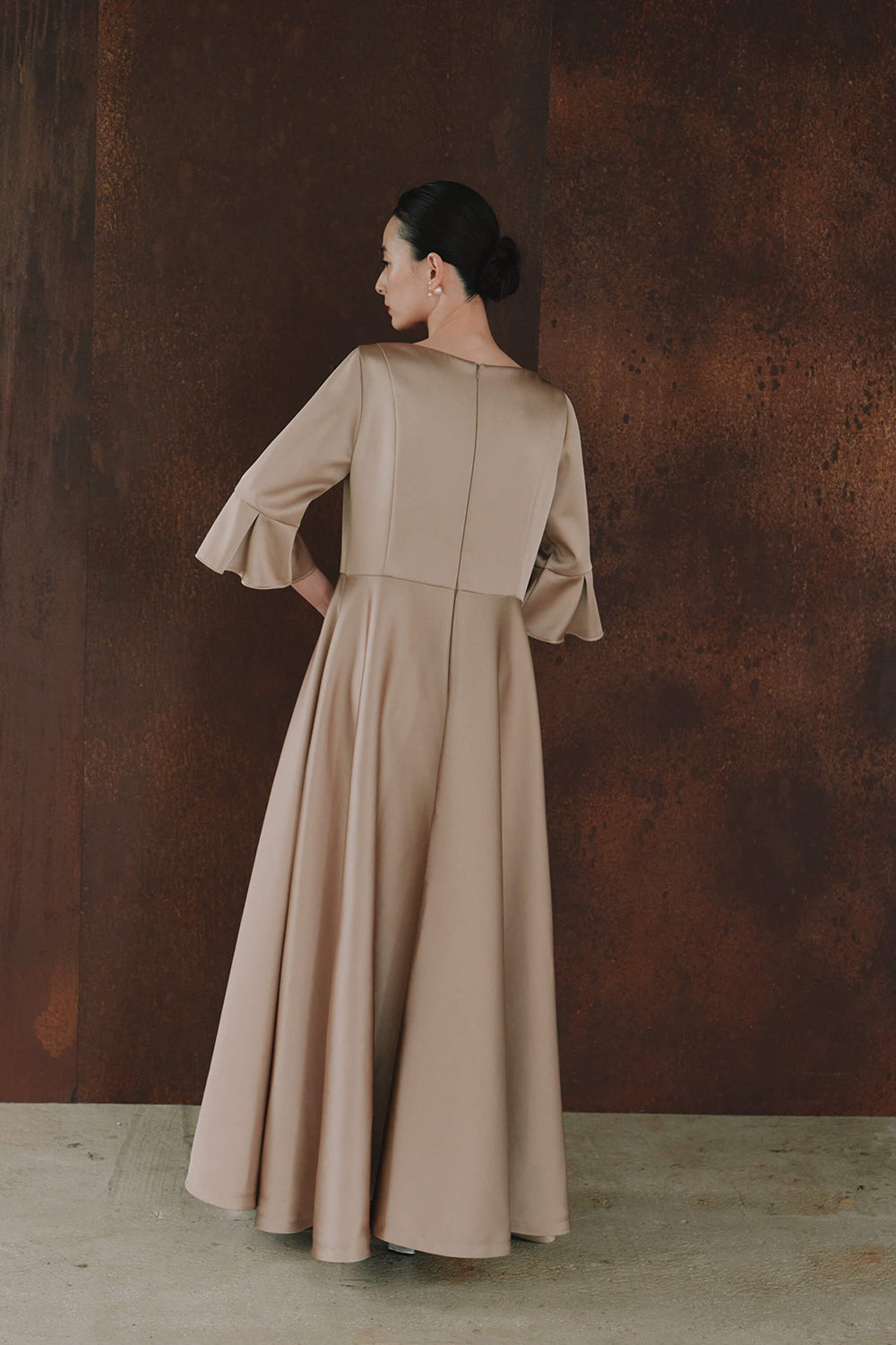 kaene エクラサテンドレス / 101120 | モデル身長172cm 着用サイズL(40) ※サンプル着用。実物は着丈-7cm