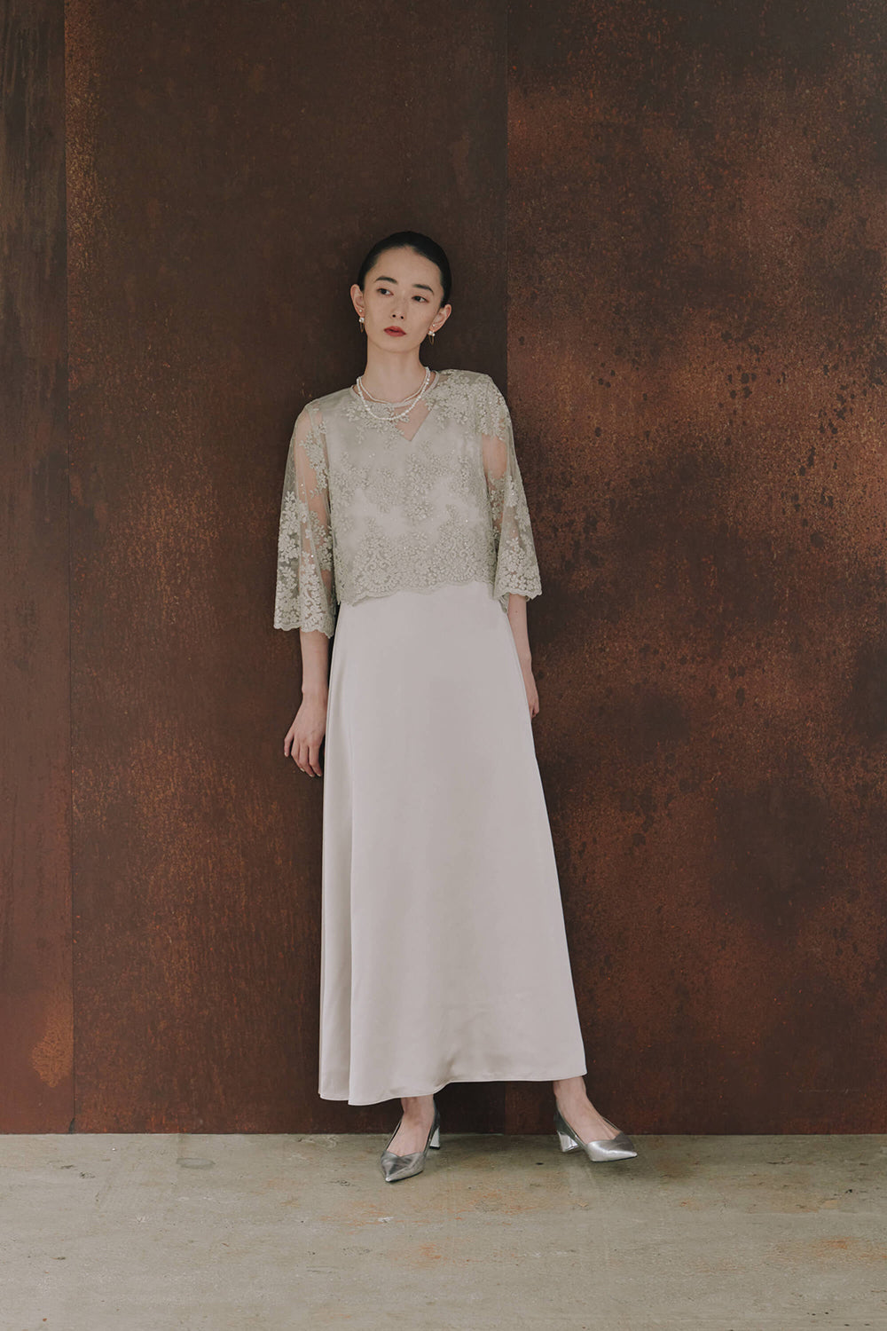 kaene シャイニーレースレイヤードドレス / 101117 | モデル身長172cm 着用サイズM(38) ※greigeサンプル着用。実物は着丈-5cm