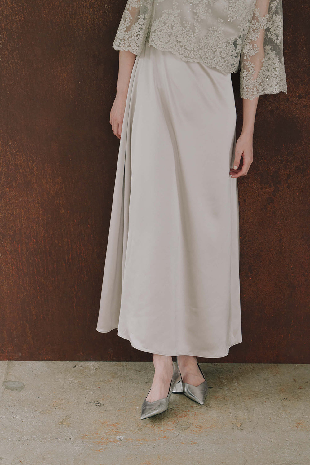 kaene シャイニーレースレイヤードドレス / 101117 | モデル身長172cm 着用サイズM(38) ※greigeサンプル着用。実物は着丈-5cm