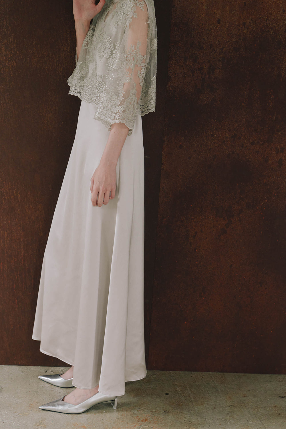 kaene シャイニーレースレイヤードドレス / 101117 | モデル身長172cm 着用サイズM(38) ※greigeサンプル着用。実物は着丈-5cm