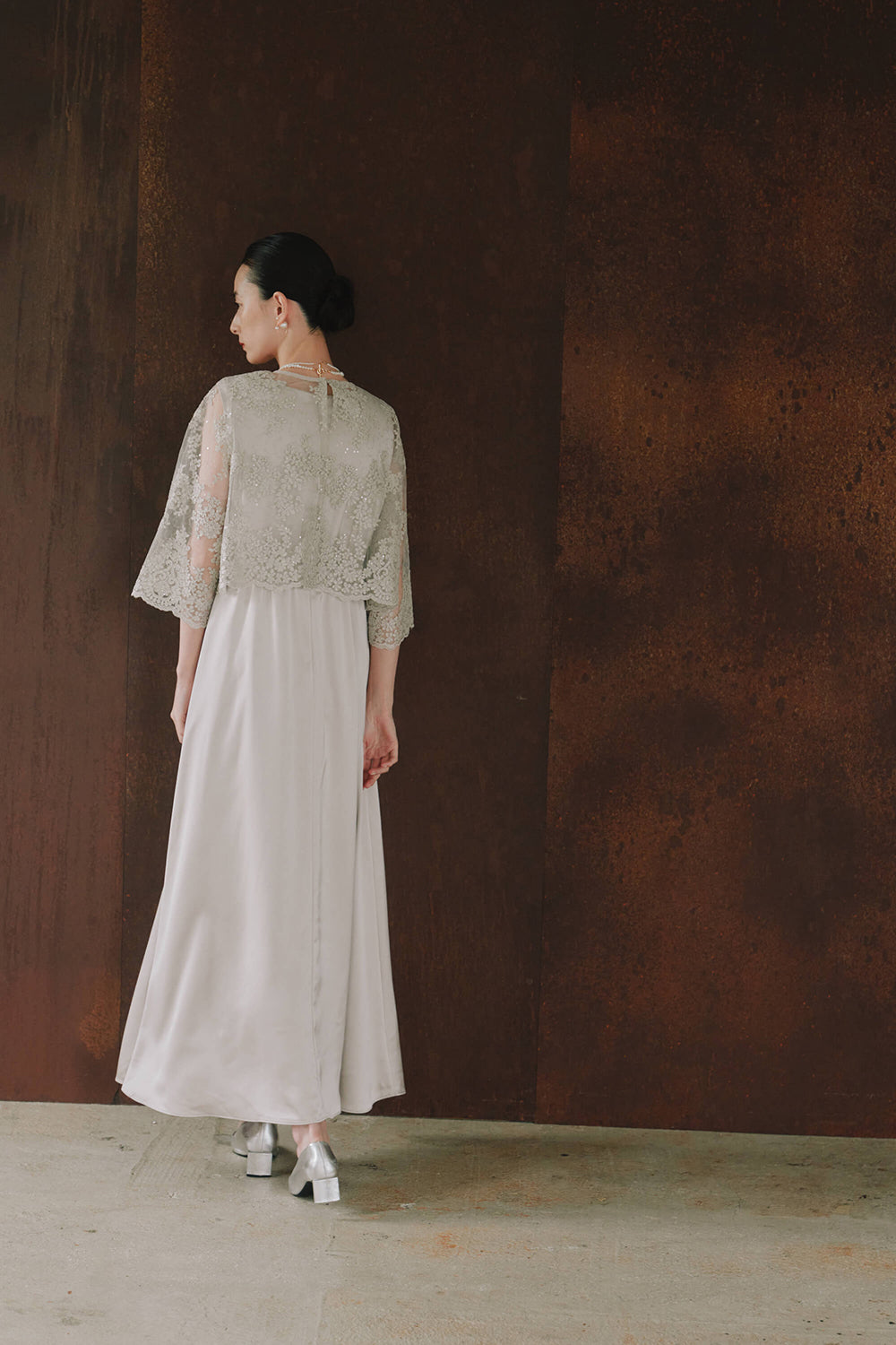 kaene シャイニーレースレイヤードドレス / 101117 | モデル身長172cm 着用サイズM(38) ※greigeサンプル着用。実物は着丈-5cm