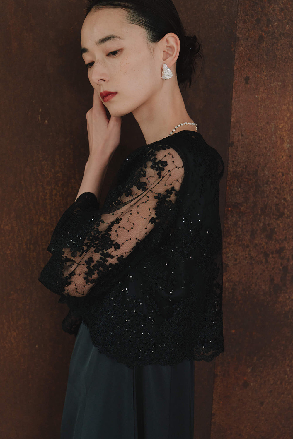 kaene シャイニーレースレイヤードドレス / 101117 | モデル身長172cm 着用サイズL(40) ※black着用