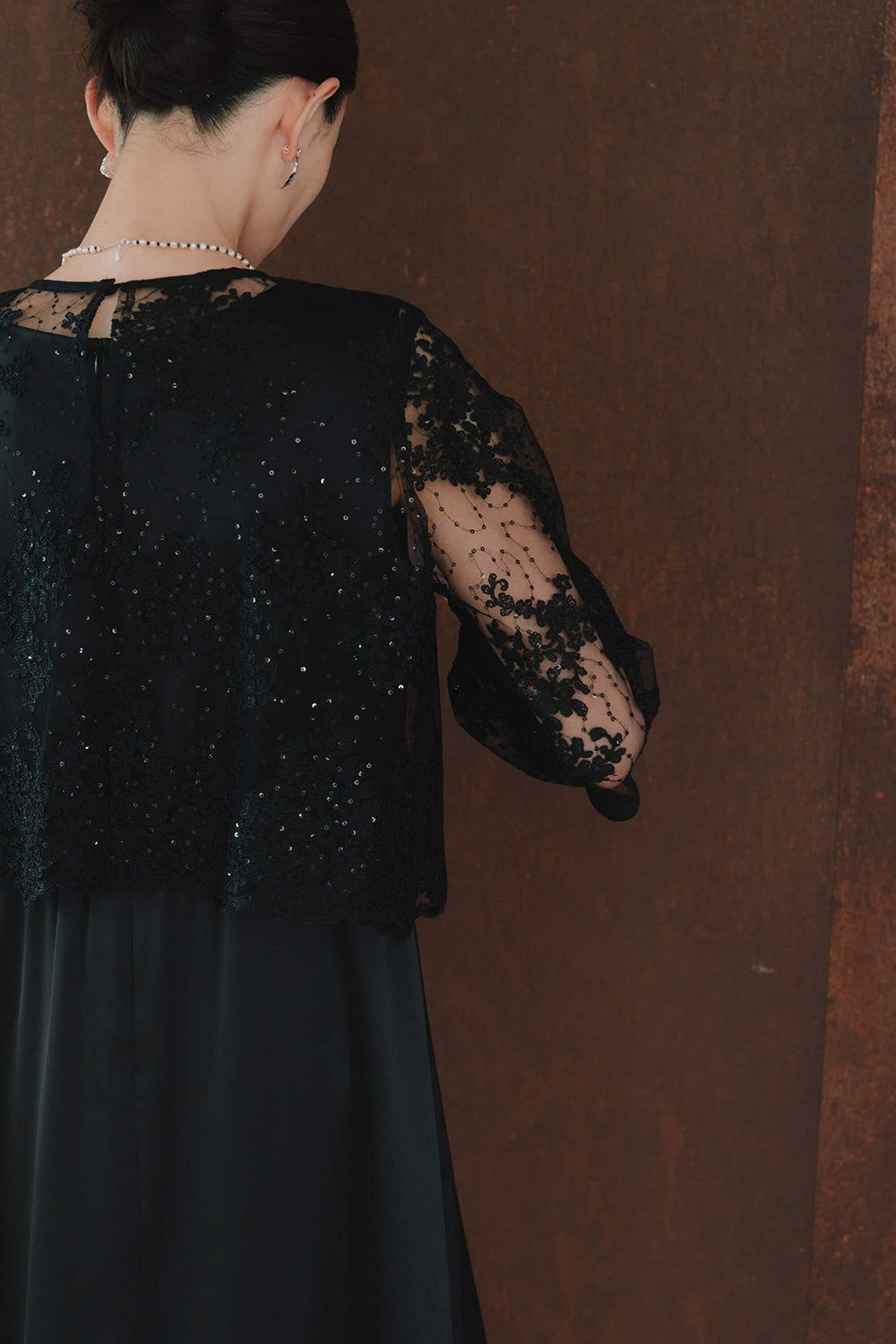 kaene シャイニーレースレイヤードドレス / 101117 | モデル身長172cm 着用サイズL(40) ※black着用