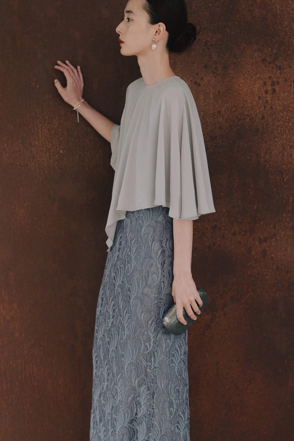 kaene ケープレイヤードドレス / 101118 | モデル身長172cm 着用サイズL(40)