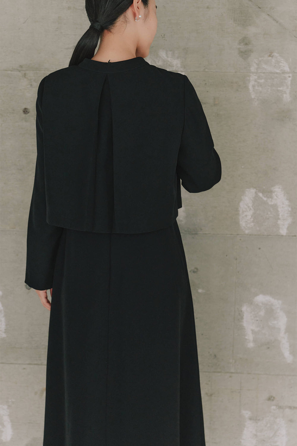 kaene バックタックジャケット / 005347 | モデル身長162cm 着用サイズ38 ※シンプルロングスリーブワンピース(100610)着用