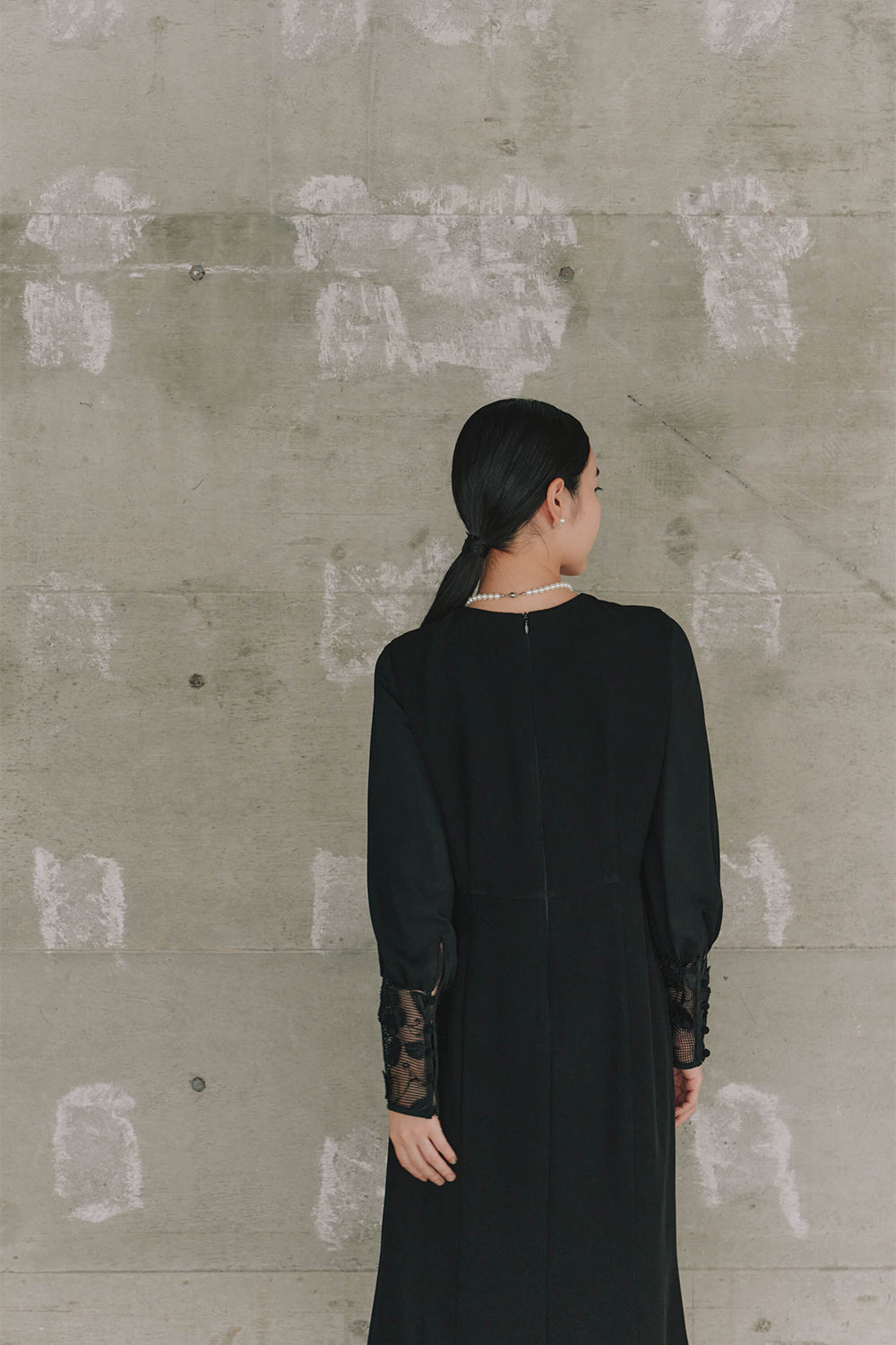 kaene エンブロイダリースリーブドレス / 100905 | モデル身長162cm 着用サイズS(36)