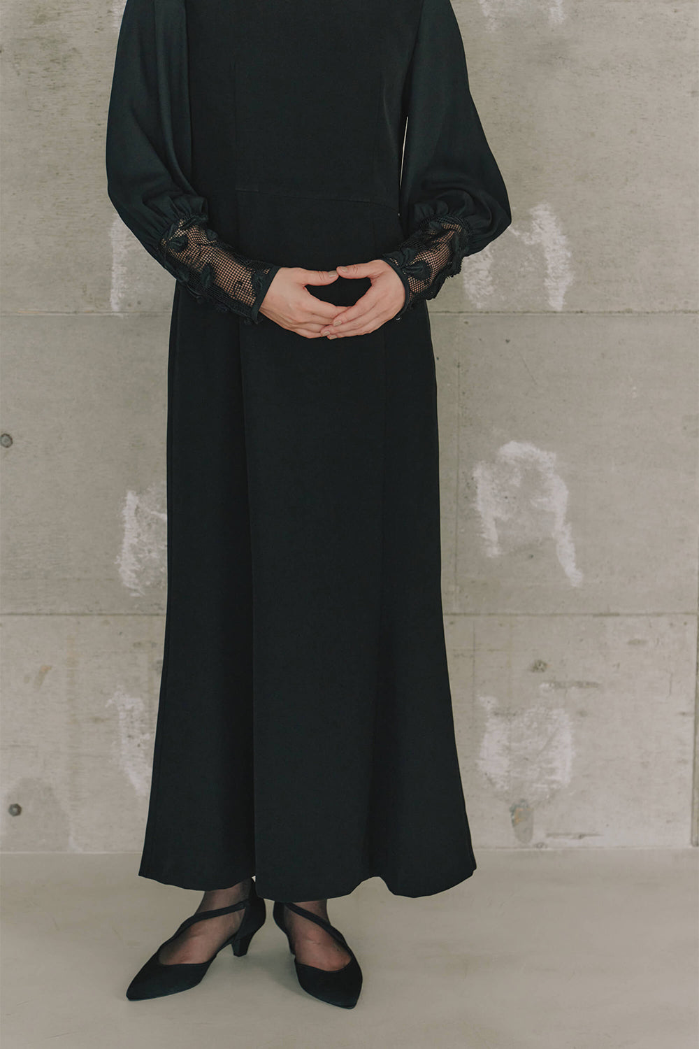 kaene エンブロイダリースリーブドレス / 100905 | モデル身長162cm 着用サイズS(36)