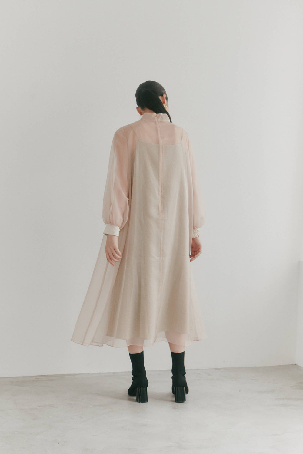 kaene マットカルゼオーガンドレス / 100989 | モデル身長163cm 着用サイズFREE