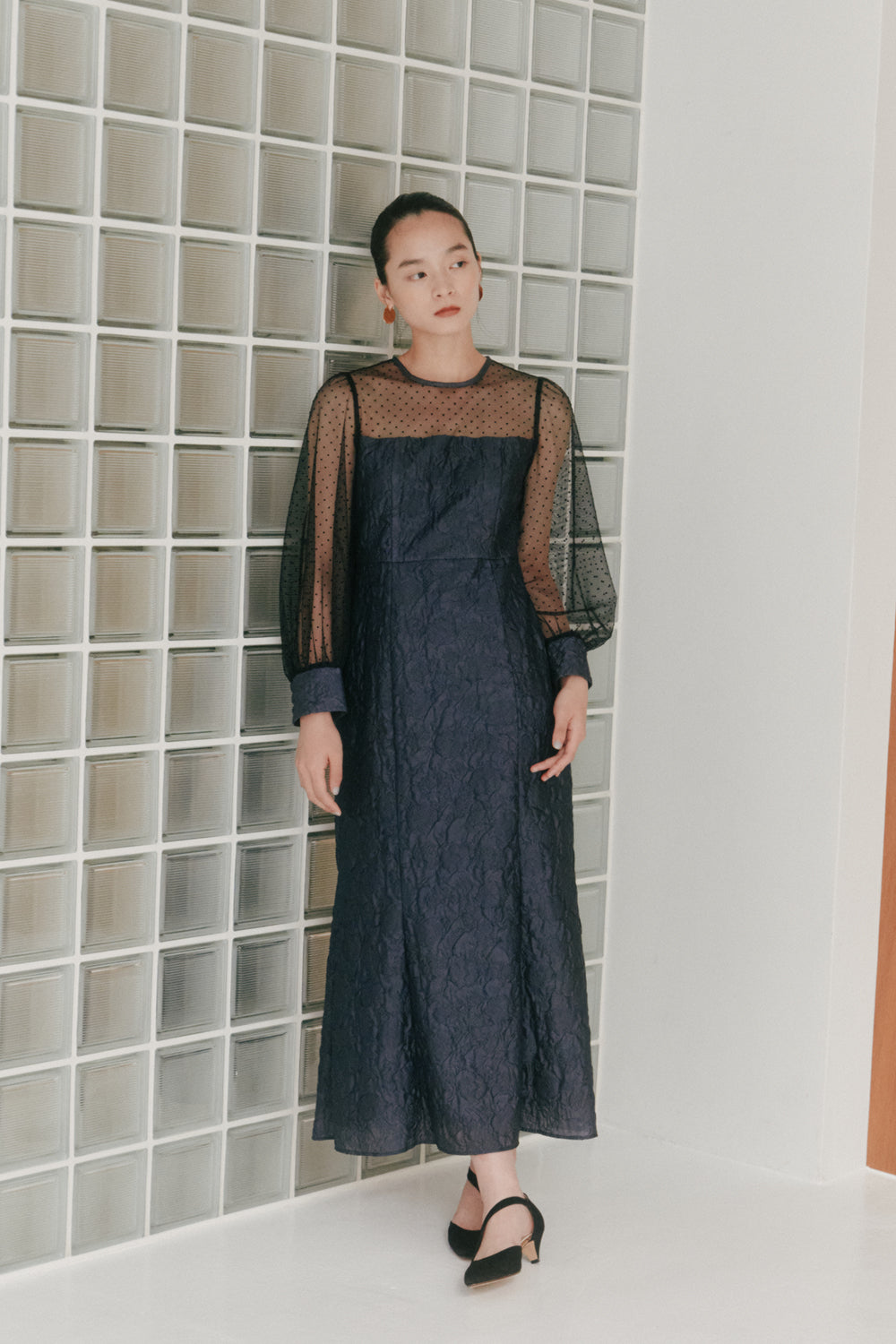kaene エンボスフラワードットミックスドレス / 100979 | モデル身長163cm 着用サイズ36