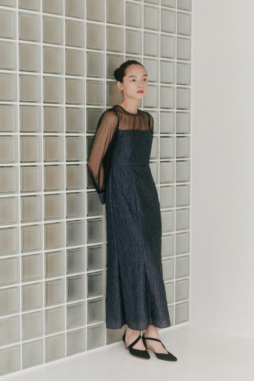 kaene エンボスフラワードットミックスドレス / 100979 | モデル身長163cm 着用サイズ36