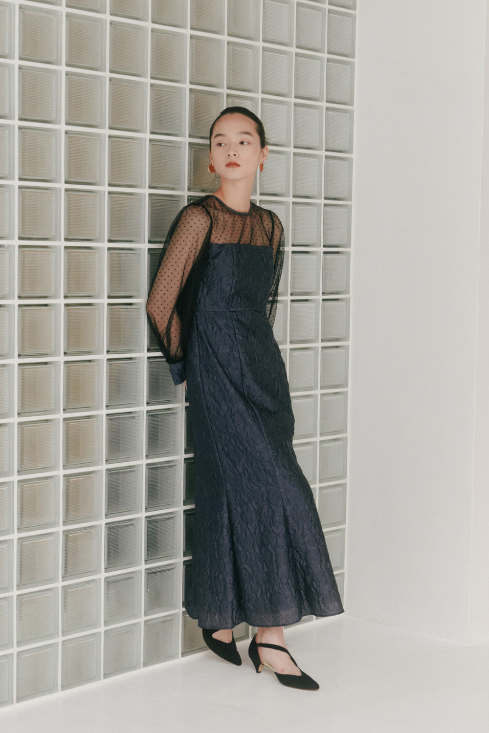 kaene エンボスフラワードットミックスドレス / 100979 | モデル身長163cm 着用サイズ36